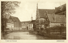 12703 Gezicht op de Westsingel te Amersfoort uit het zuidwesten; met rechts de voorgevel van het Museum Flehite ...